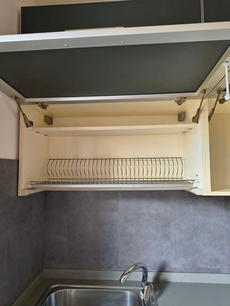 Cucina lineare con pensili a vasistas