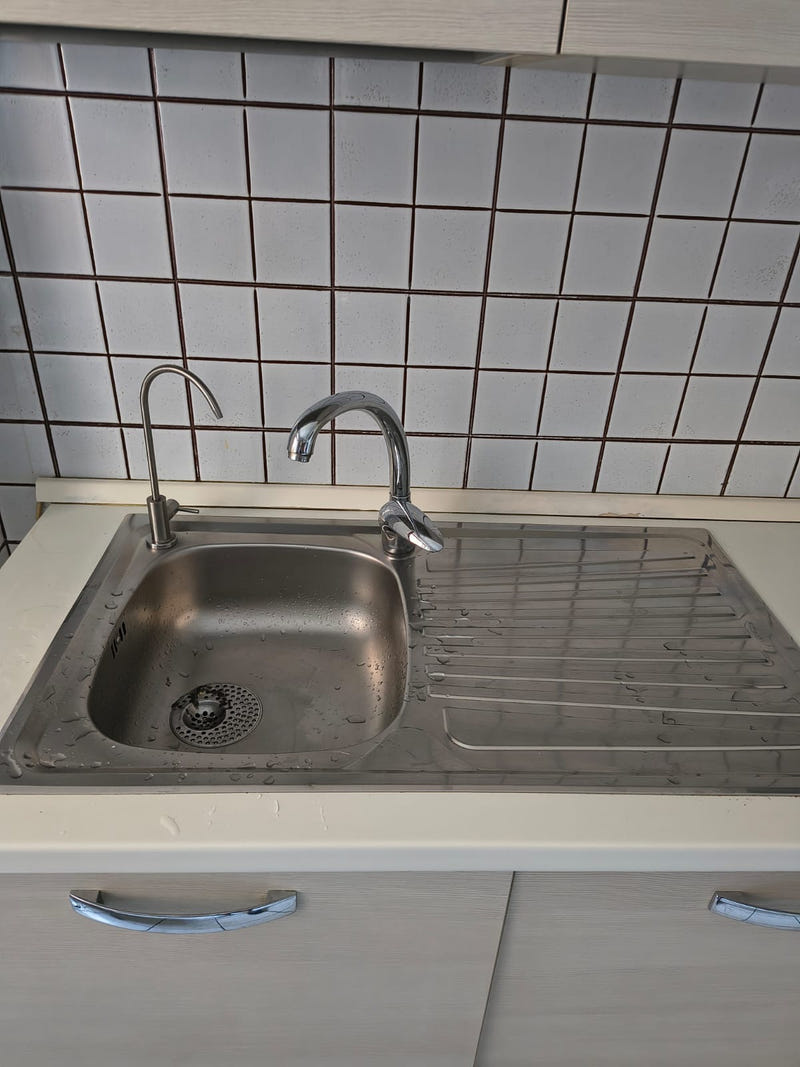 Cucina lineare con elettrodomestici