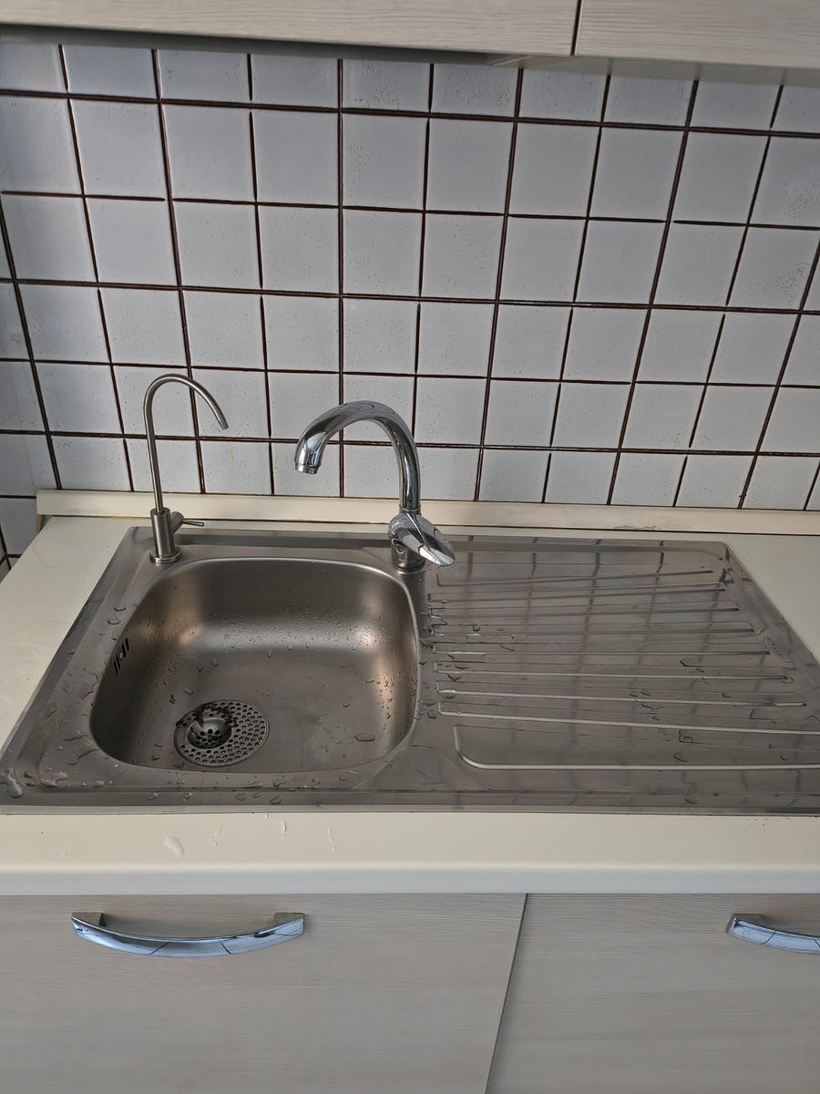 Cucina lineare con elettrodomestici