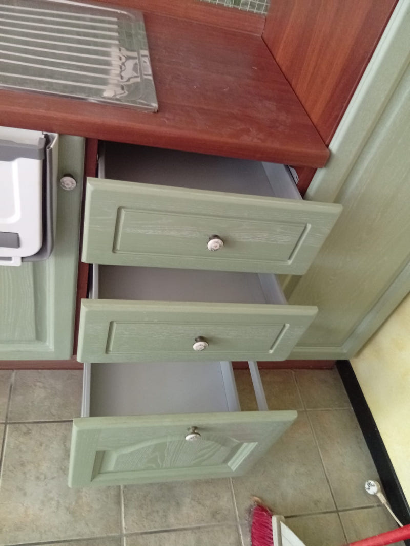 Cucina in legno lineare con elettrodomestici