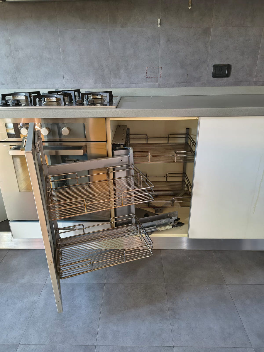 Cucina lineare con pensili a vasistas