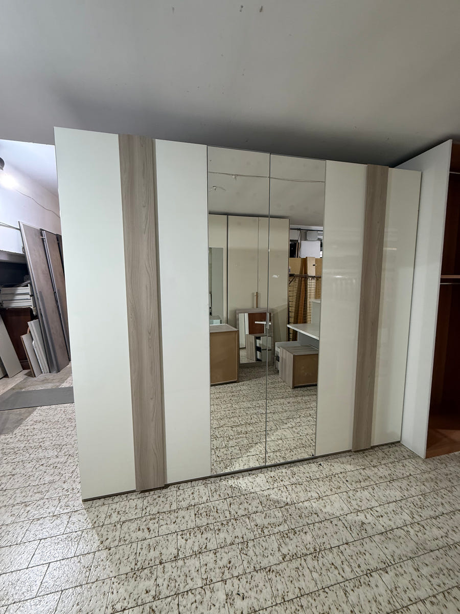 Armadio moderno e di qualità con accessori interni