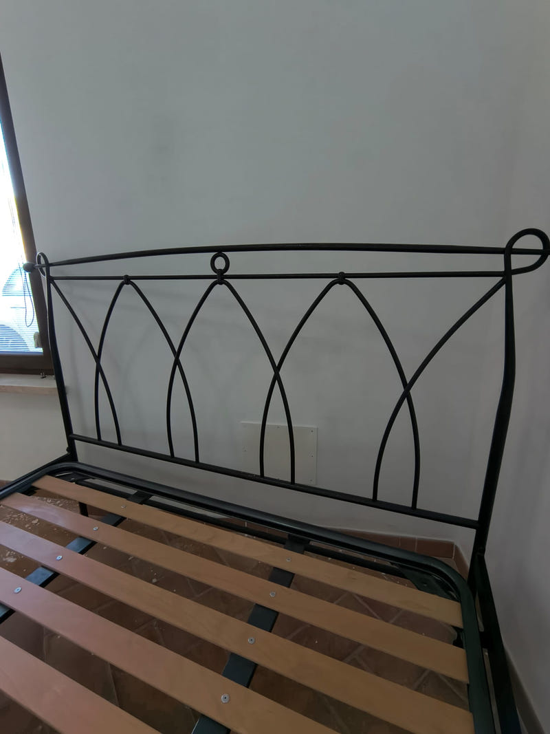 Letto matrimoniale in ferro con rete a doghe