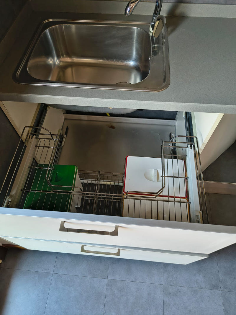 Cucina lineare con pensili a vasistas