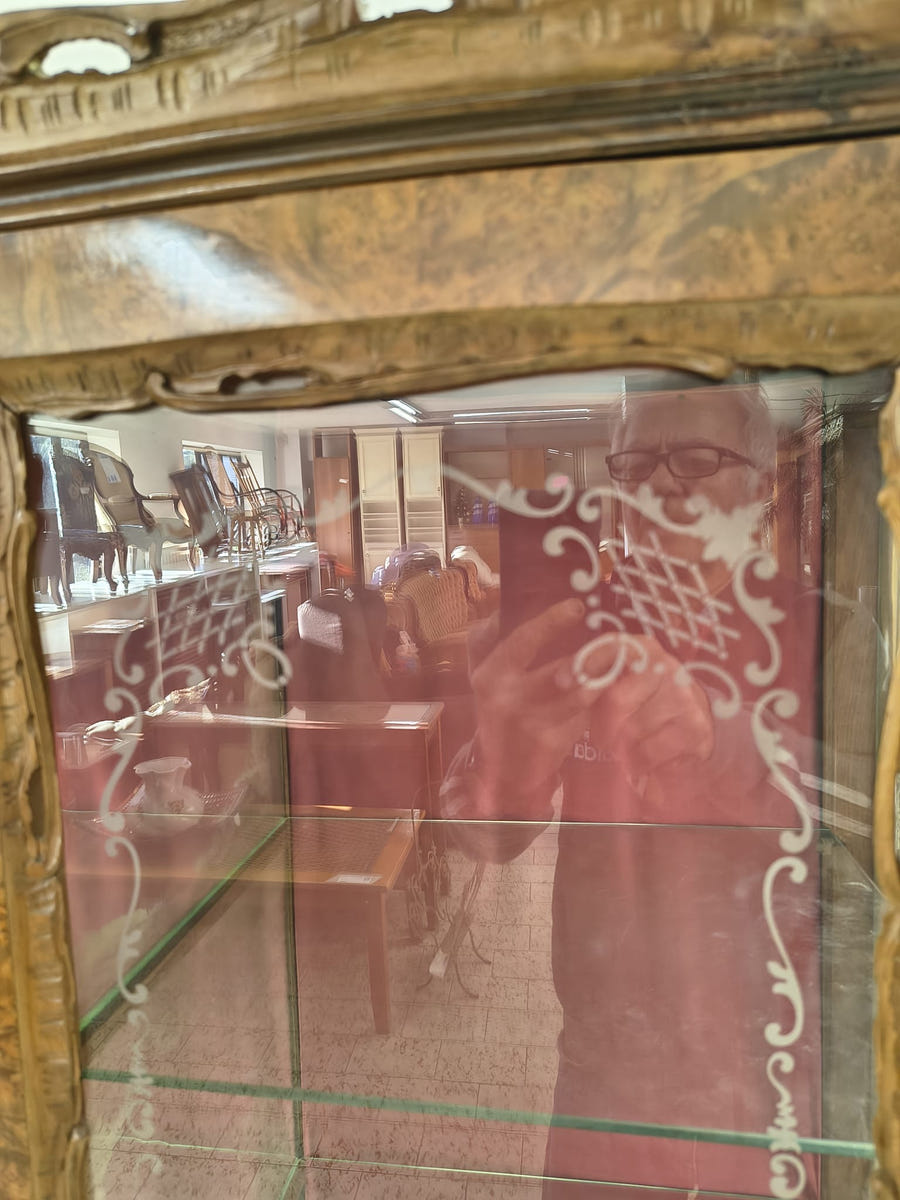 Vetrina in legno radica di noce