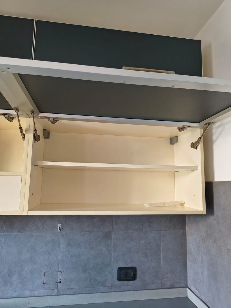 Cucina lineare con pensili a vasistas