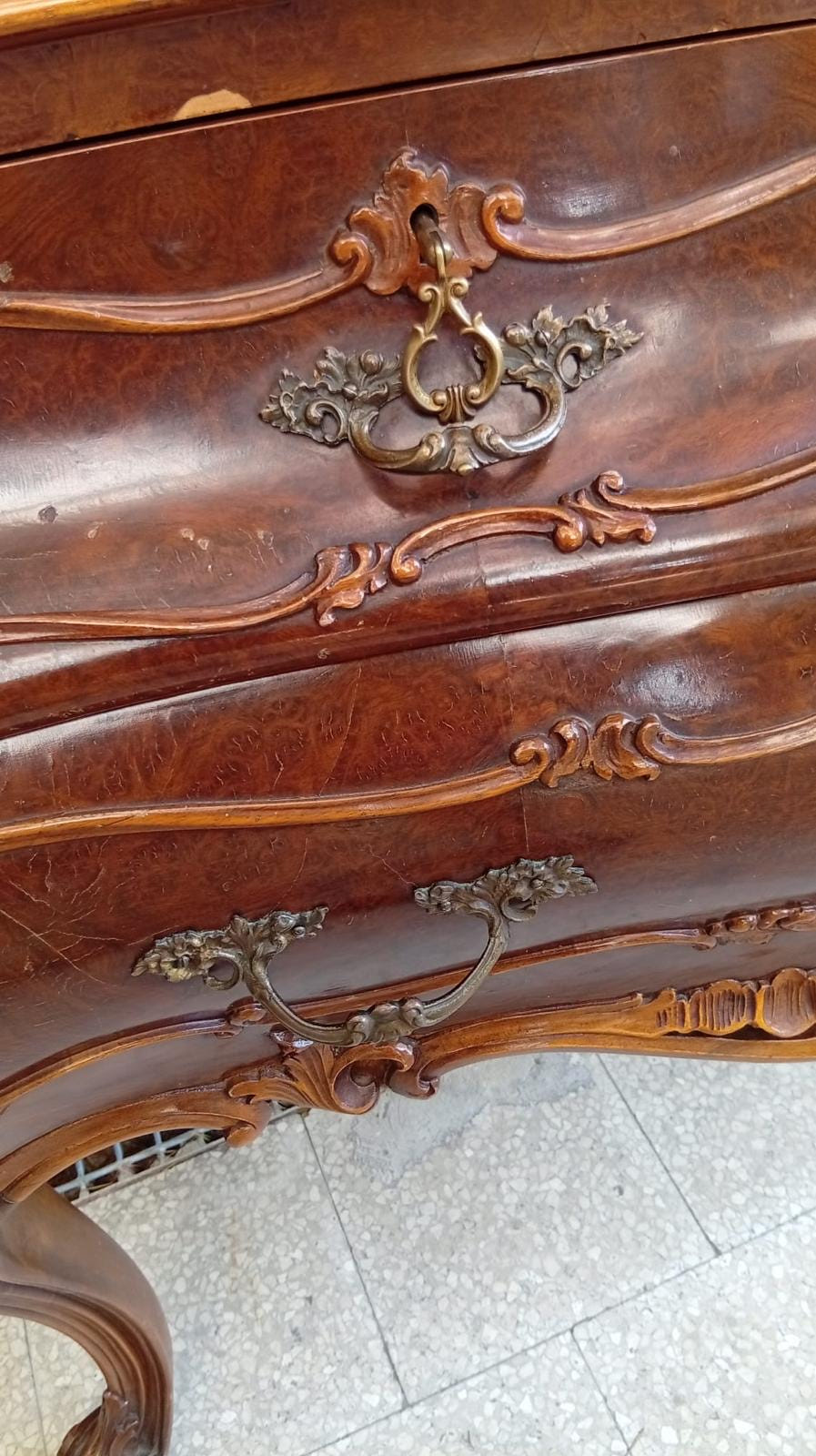 Comò bombato in legno
