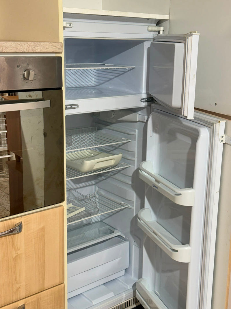 Cucina lineare con elettrodomestici