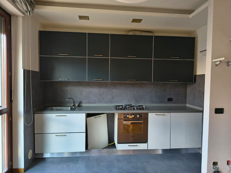 Cucina lineare con pensili a vasistas