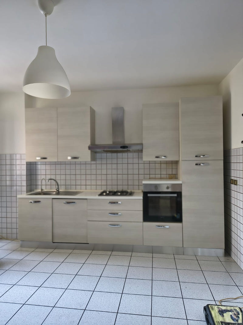 Cucina lineare con elettrodomestici