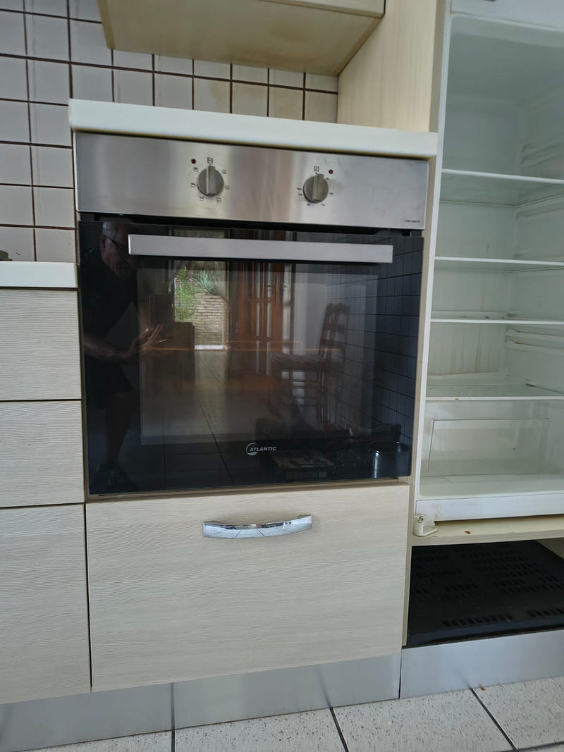Cucina lineare con elettrodomestici