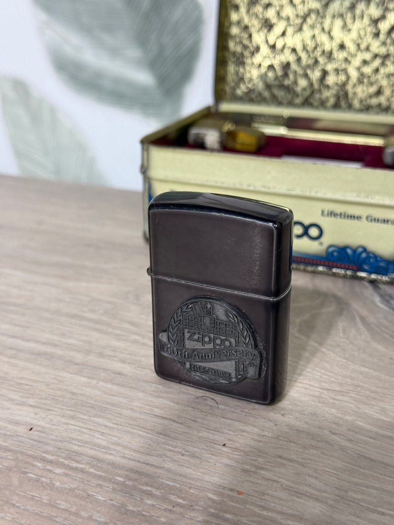 Accendino Zippo 60th Anniversary (1932-1992) – Edizione Commemorativa con Scatola Originale