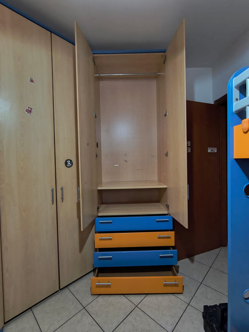Cameretta con cabina armadio e letto a castello