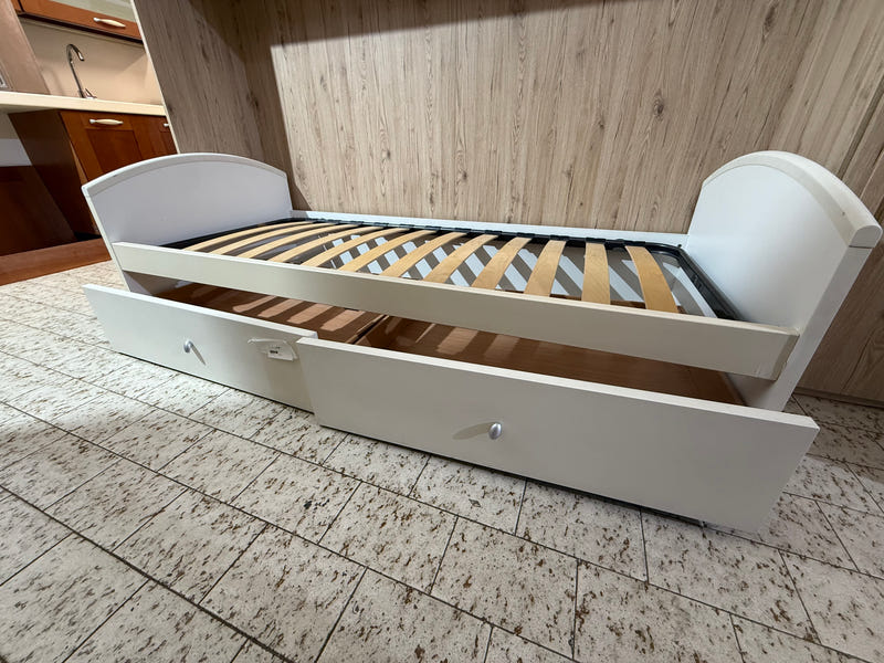 Letto singolo con cassetti sotto