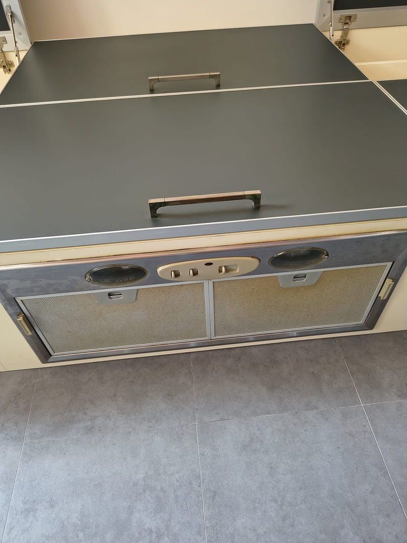 Cucina lineare con pensili a vasistas