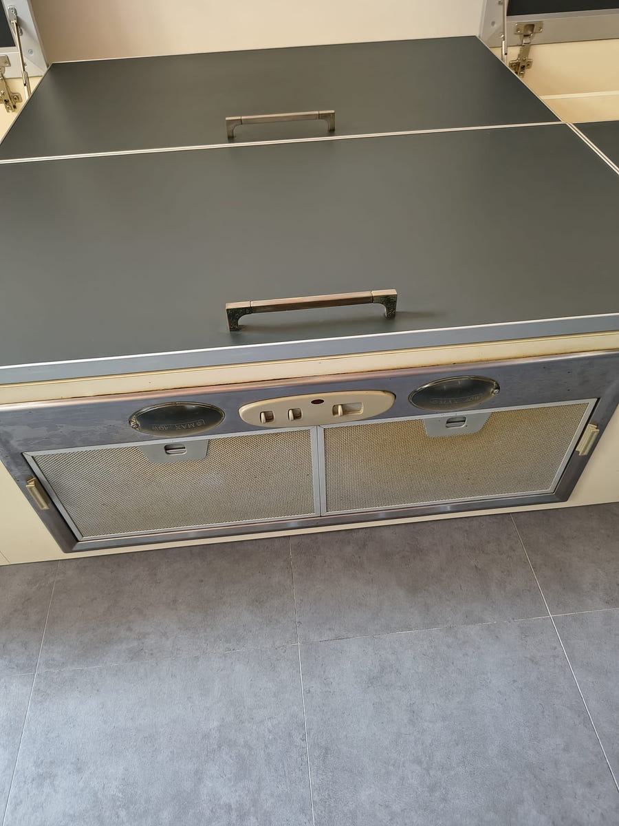 Cucina lineare con pensili a vasistas