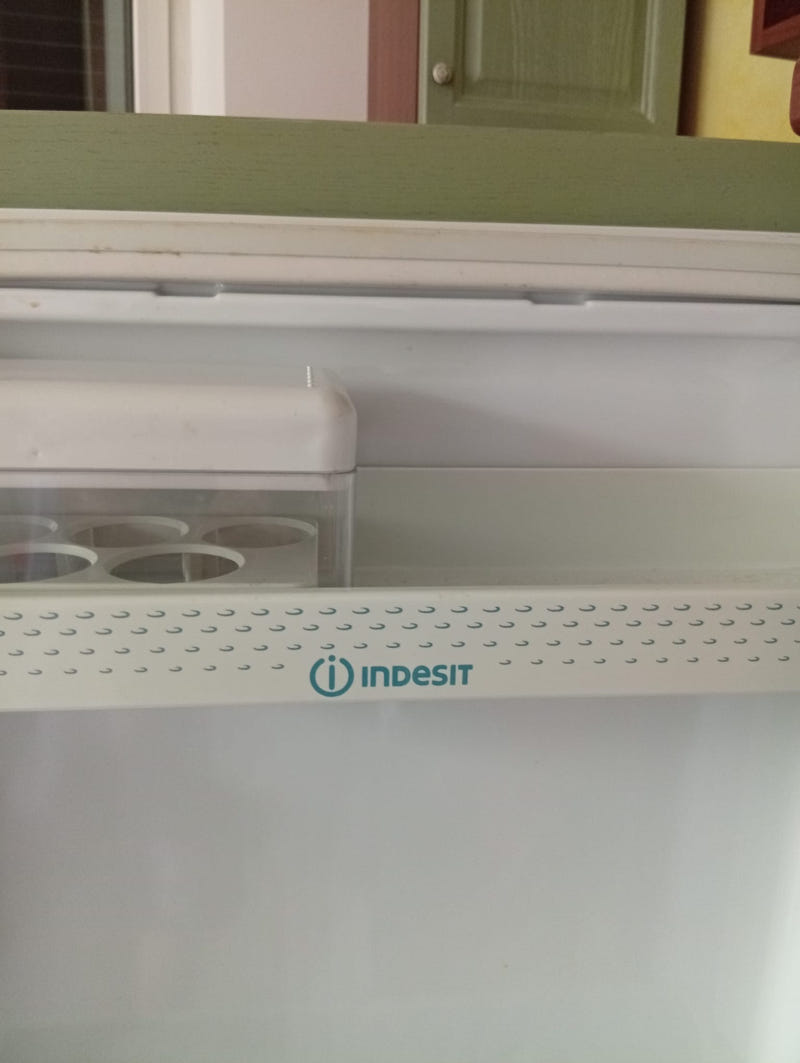 Cucina in legno lineare con elettrodomestici