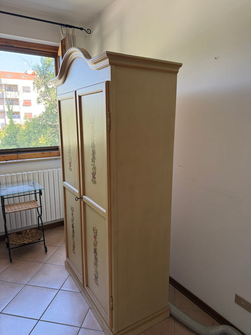 Armadio due ante dipinto a mano