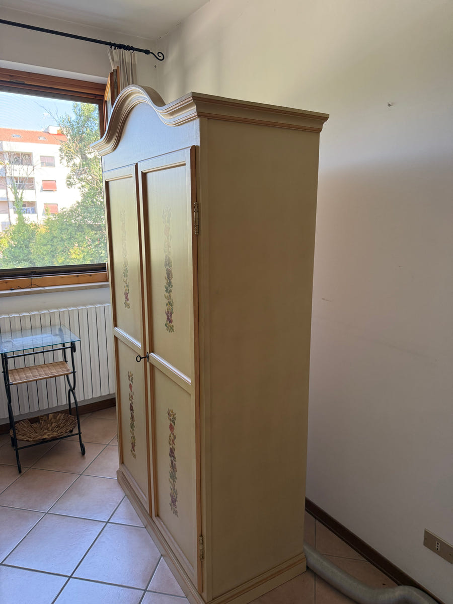 Armadio due ante dipinto a mano