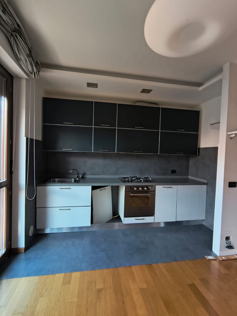 Cucina lineare con pensili a vasistas