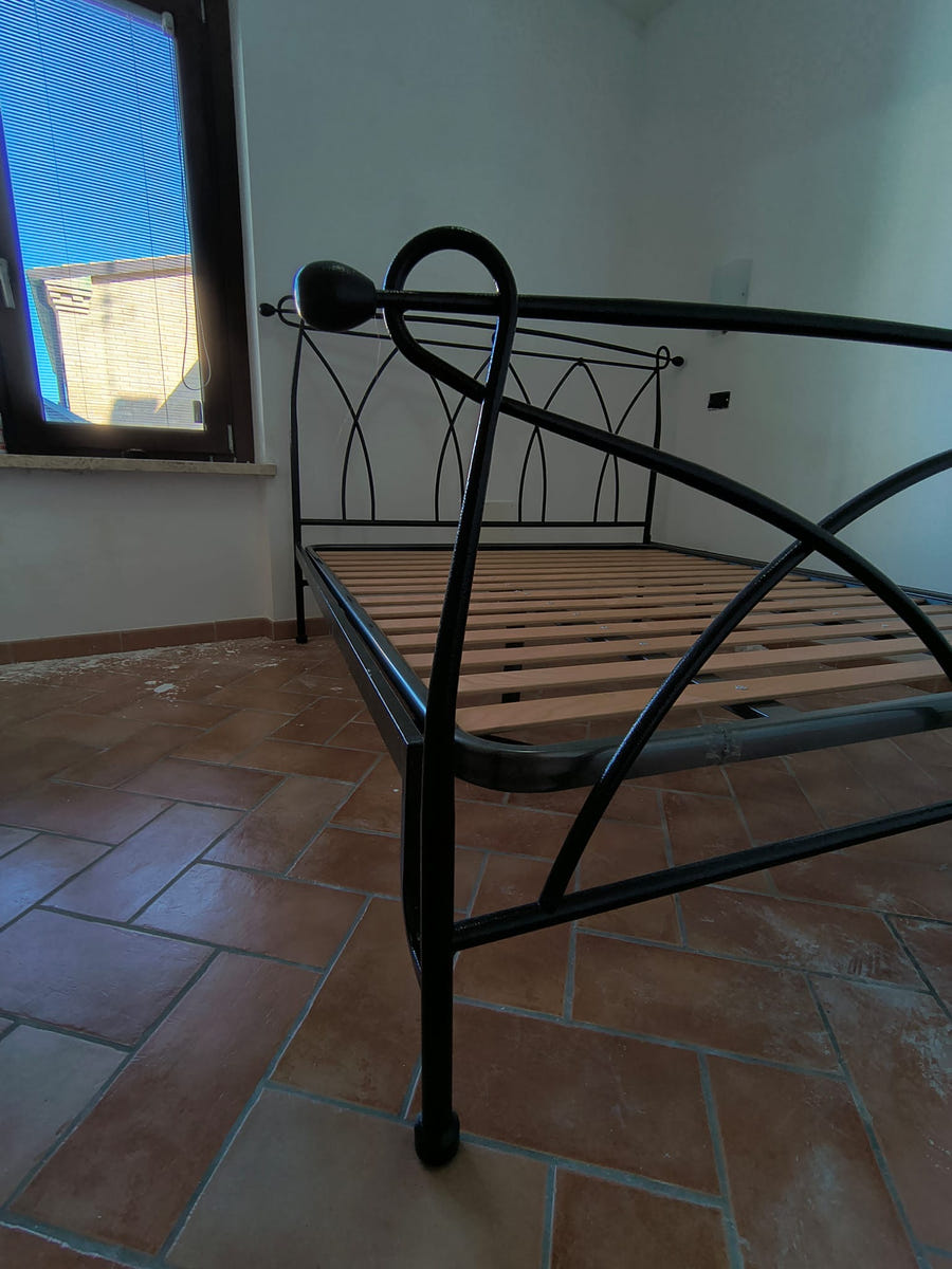 Letto matrimoniale in ferro con rete a doghe