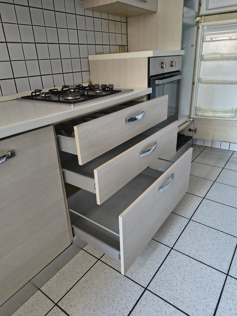 Cucina lineare con elettrodomestici