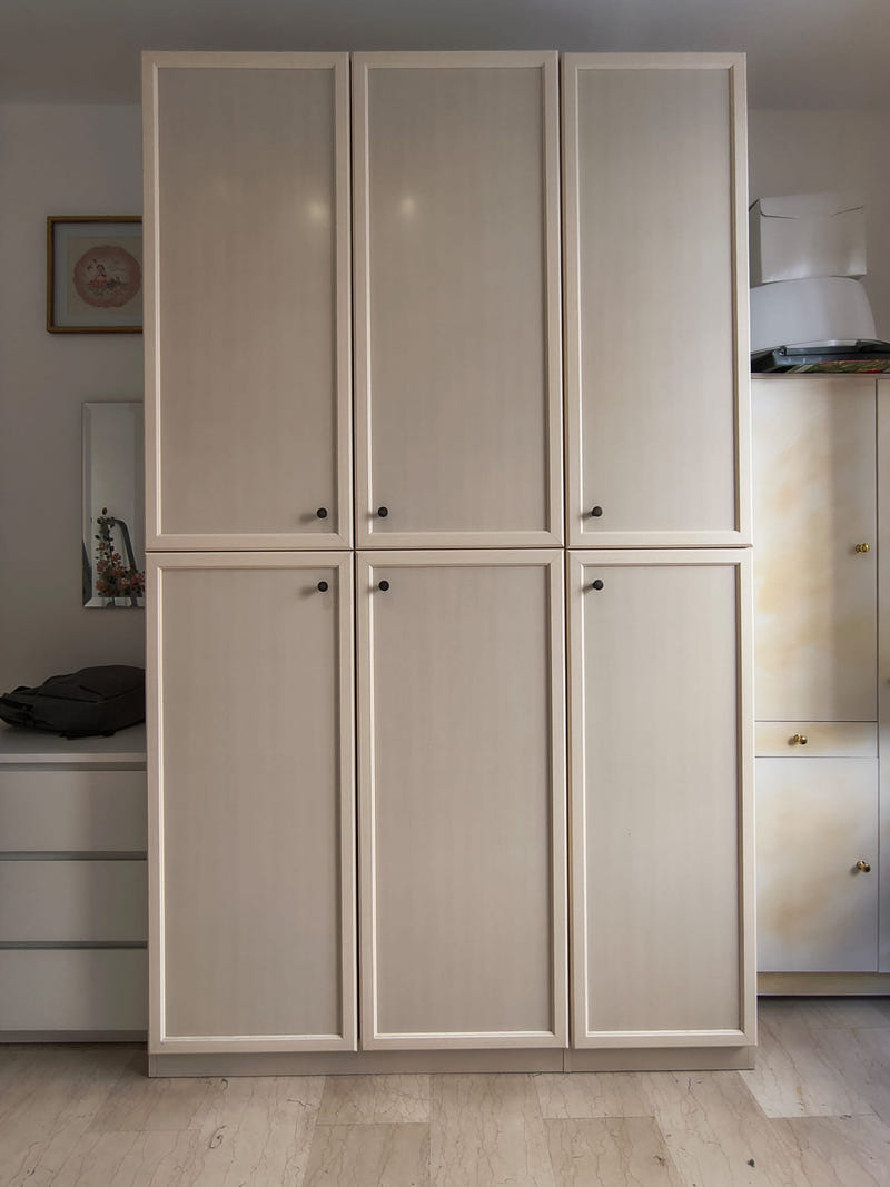 Armadio beige a 3 ante