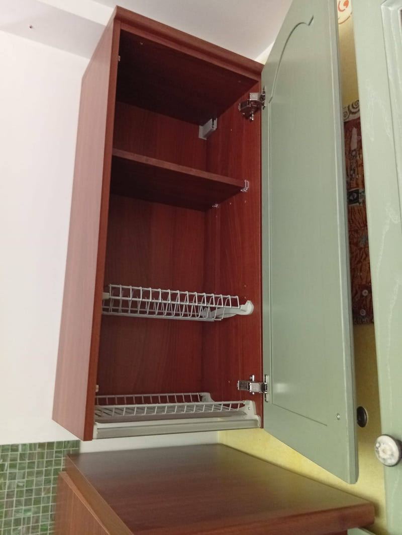 Cucina in legno lineare con elettrodomestici
