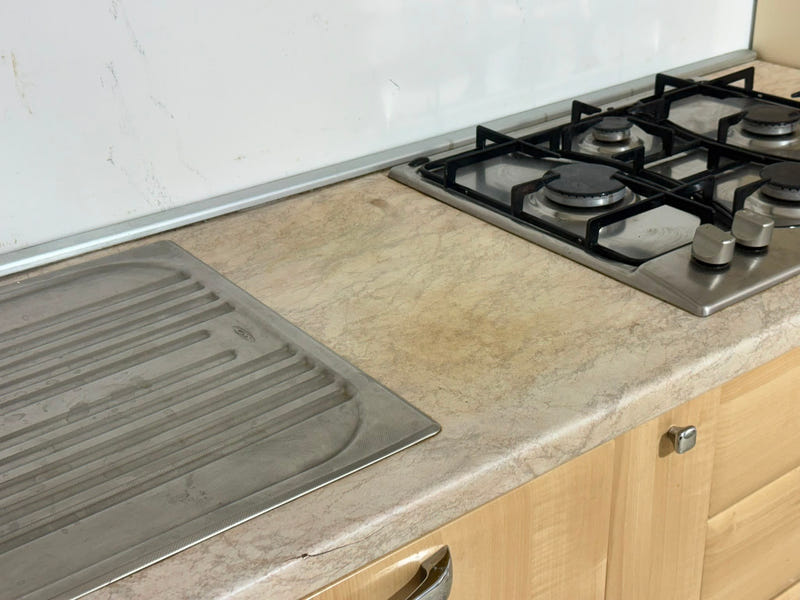 Cucina lineare con elettrodomestici