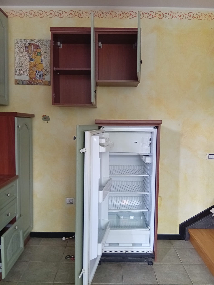 Cucina in legno lineare con elettrodomestici