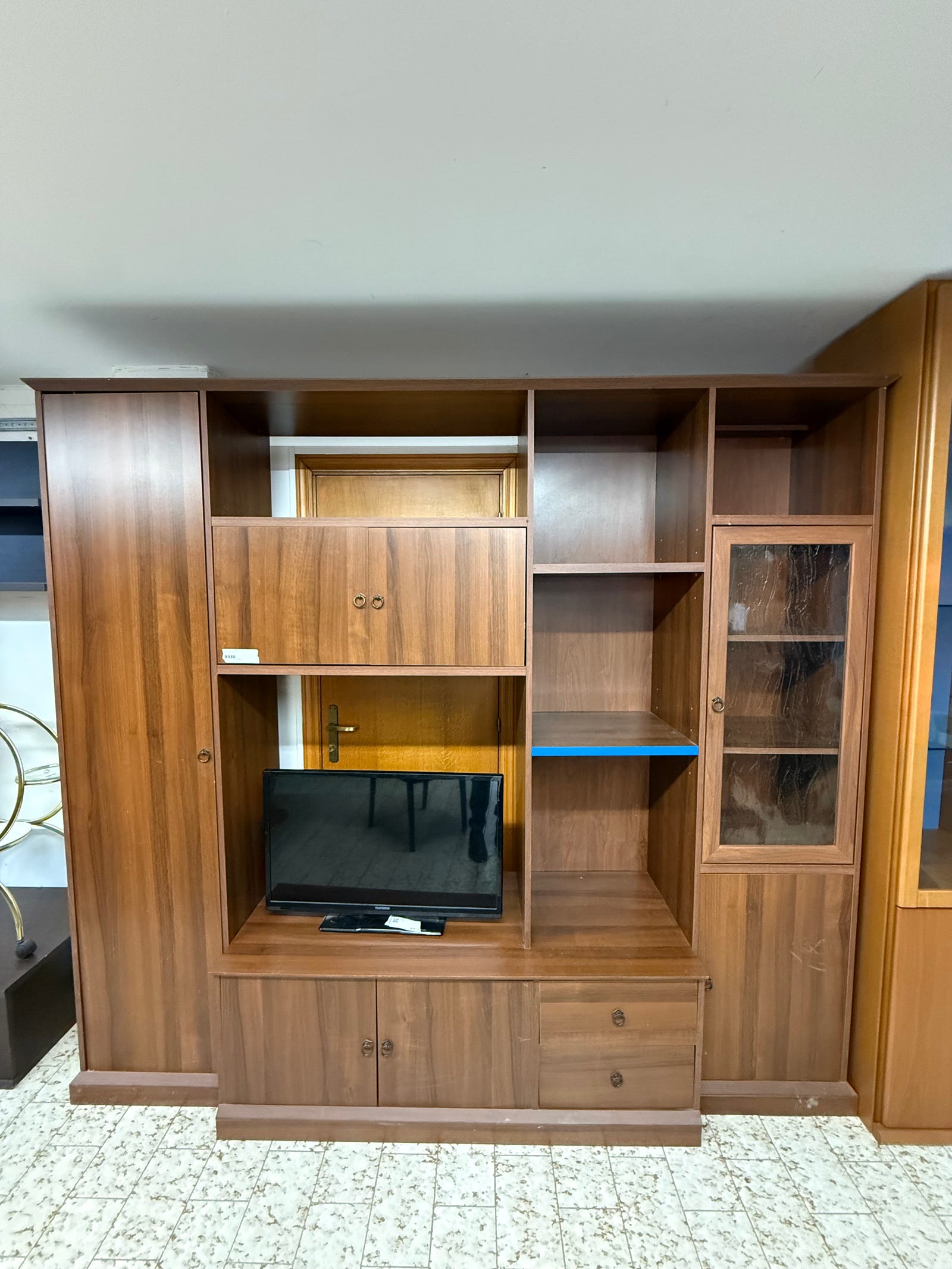 Parete attrezzata color noce scuro