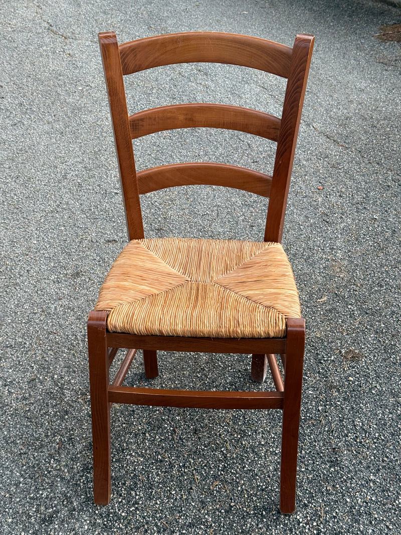 Sedie in legno con seduta in paglia – 30 pezzi disponibili (vendita a blocchi di 6 pz)