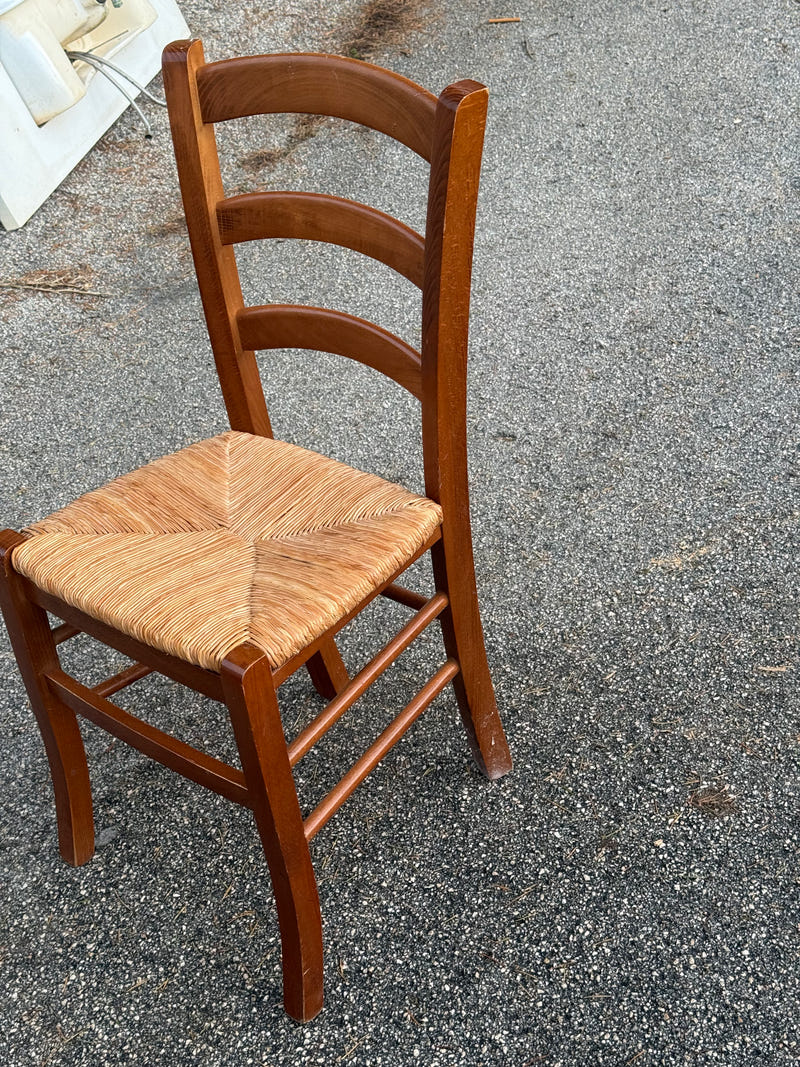 Sedie in legno con seduta in paglia – 30 pezzi disponibili (vendita a blocchi di 6 pz)