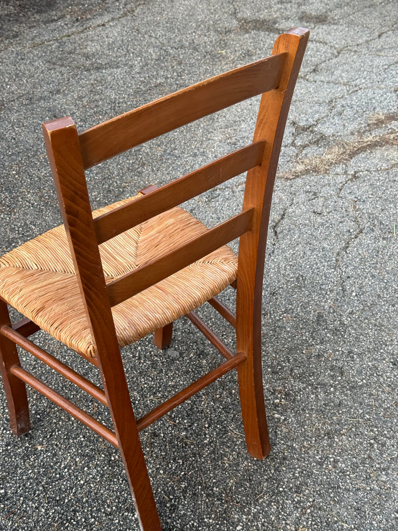 Sedie in legno con seduta in paglia – 30 pezzi disponibili (vendita a blocchi di 6 pz)