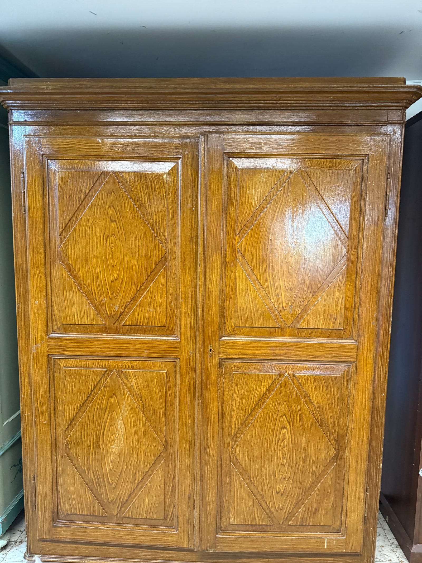 Vecchio armadio in legno