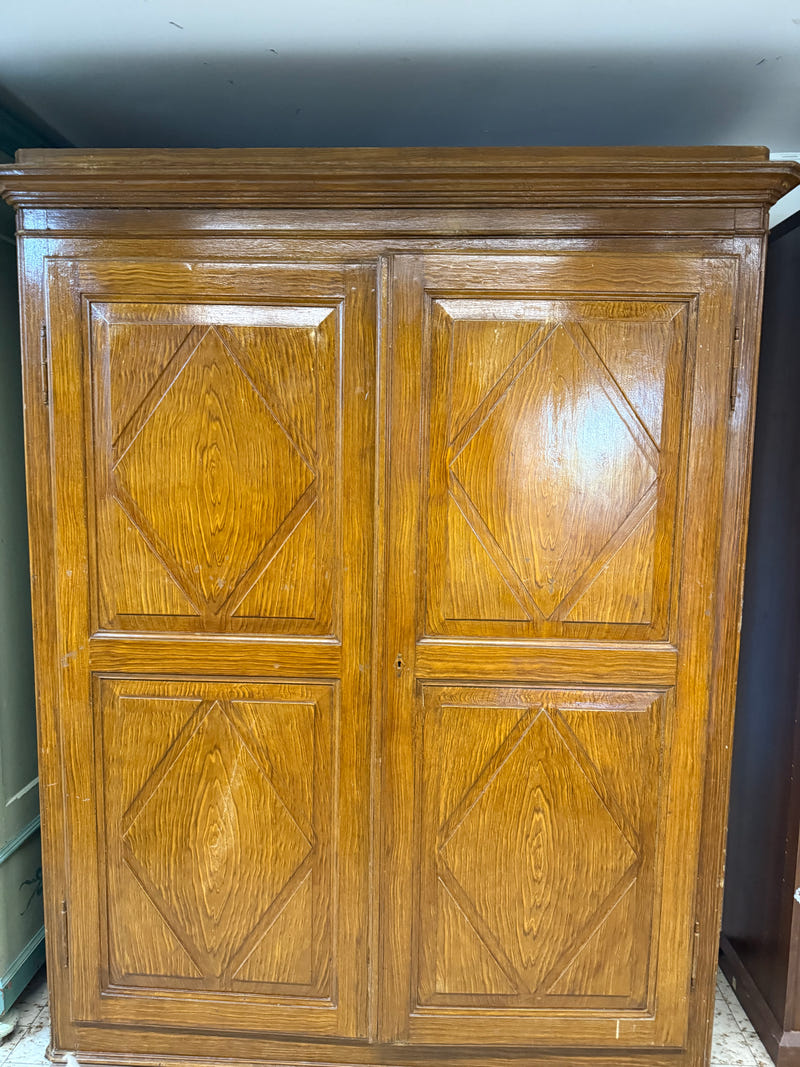 Vecchio armadio in legno