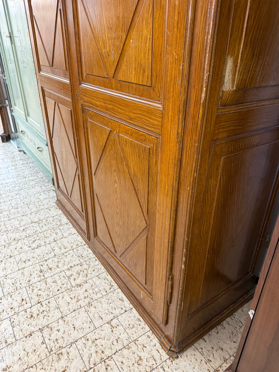 Vecchio armadio in legno