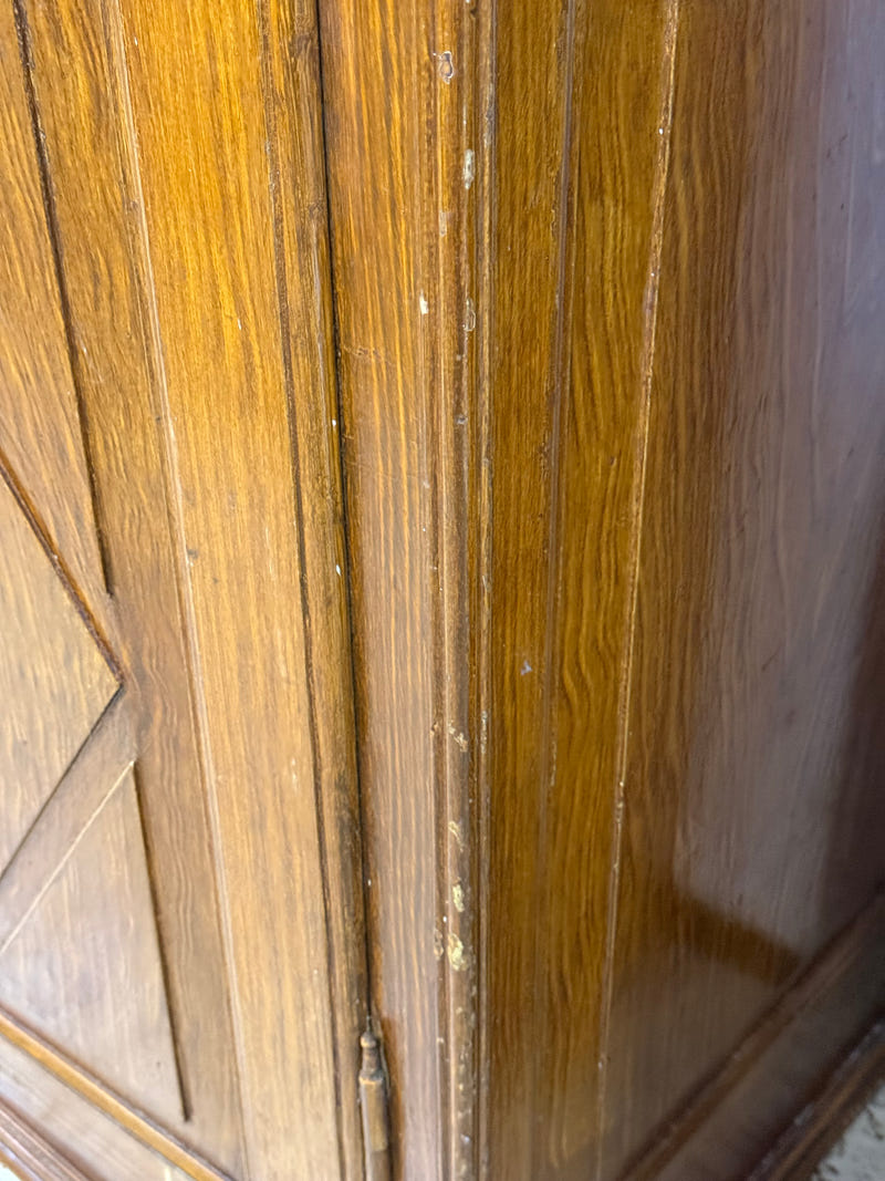 Vecchio armadio in legno