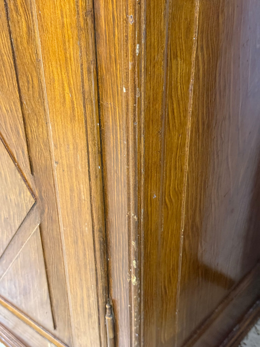 Vecchio armadio in legno