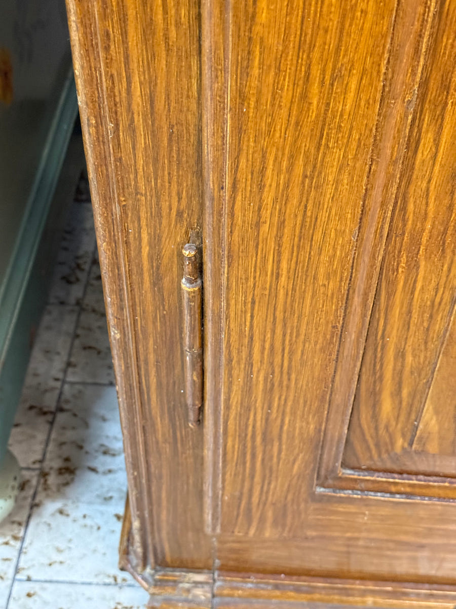 Vecchio armadio in legno