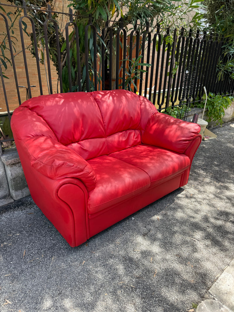 Divano simil pelle color rosso
