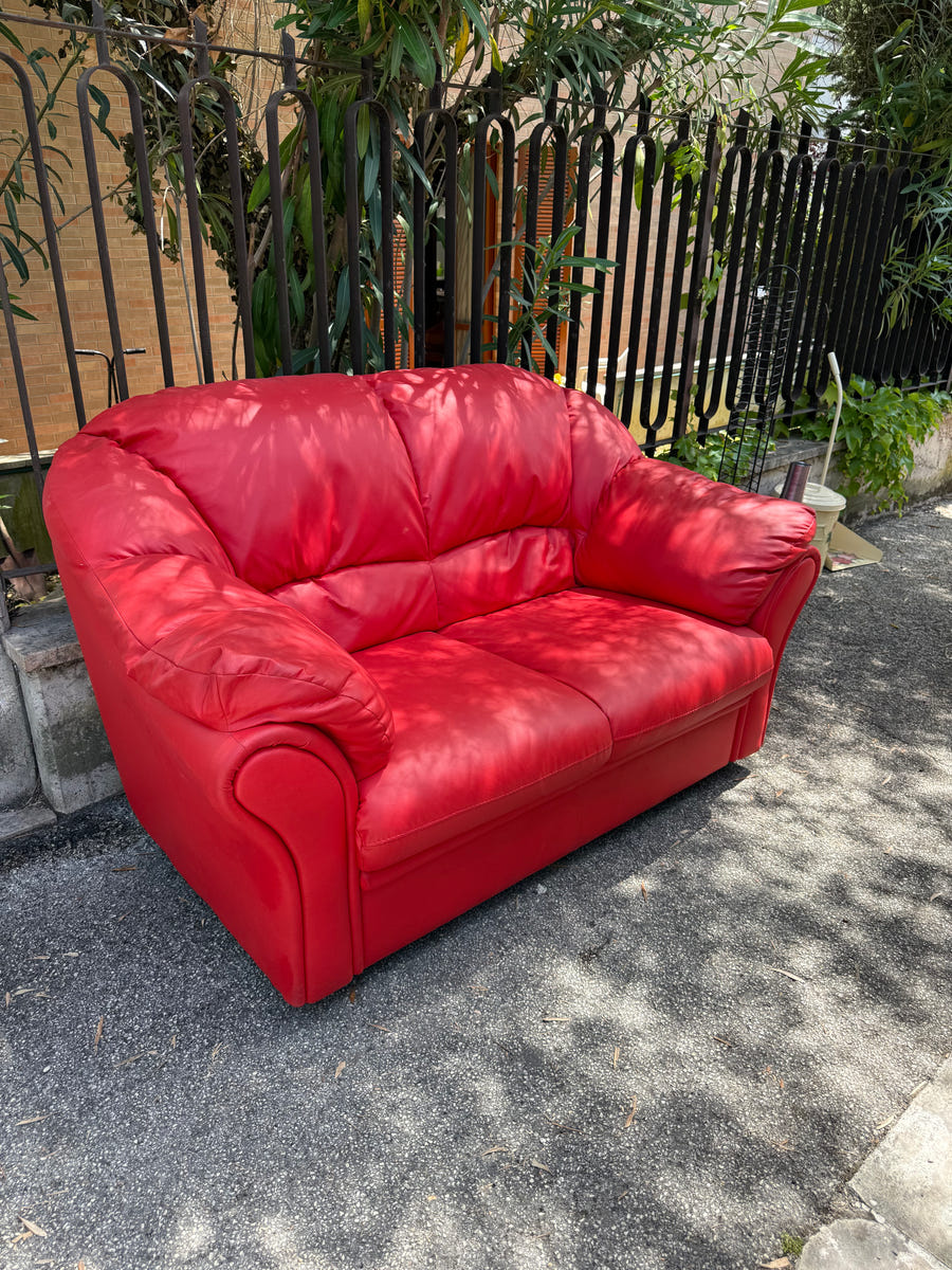 Divano simil pelle color rosso