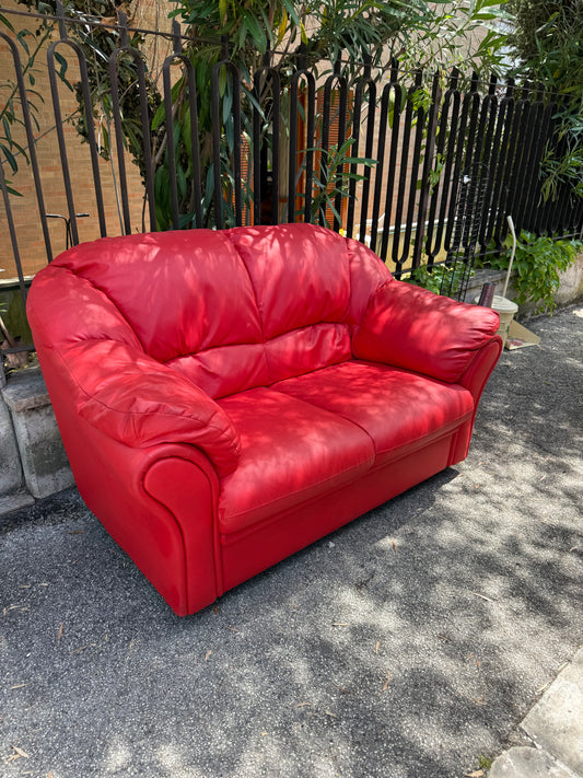 Divano simil pelle color rosso