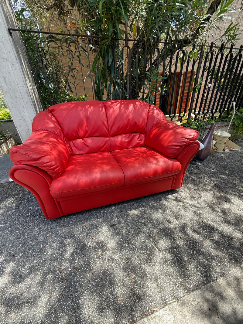 Divano simil pelle color rosso