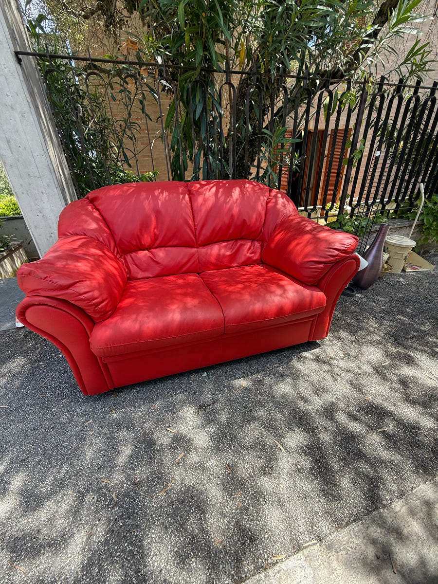 Divano simil pelle color rosso
