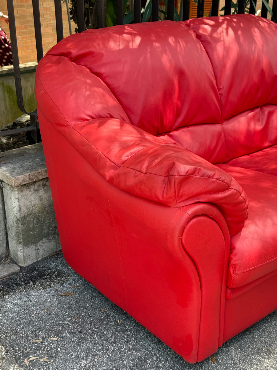 Divano simil pelle color rosso