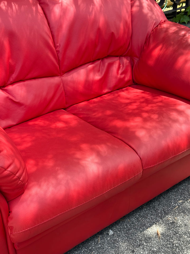 Divano simil pelle color rosso