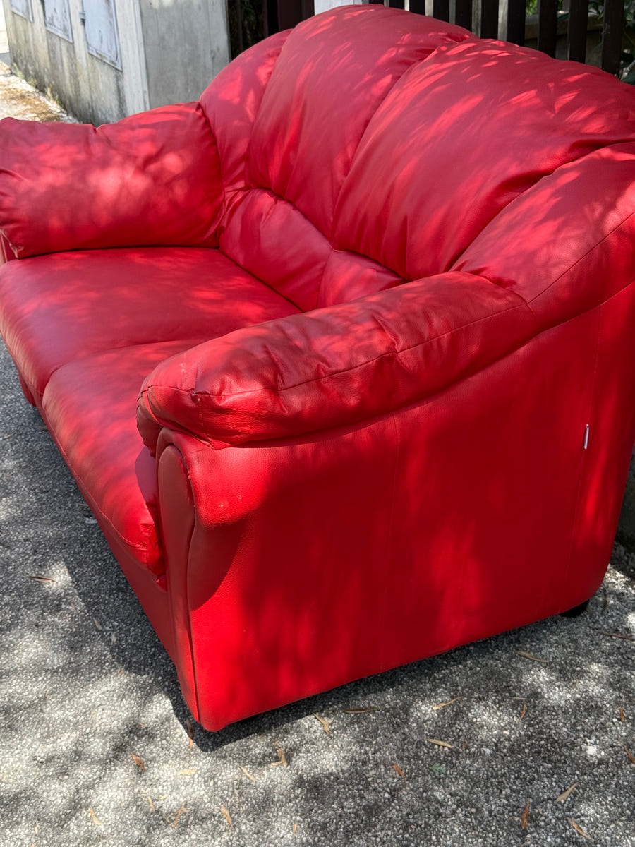 Divano simil pelle color rosso