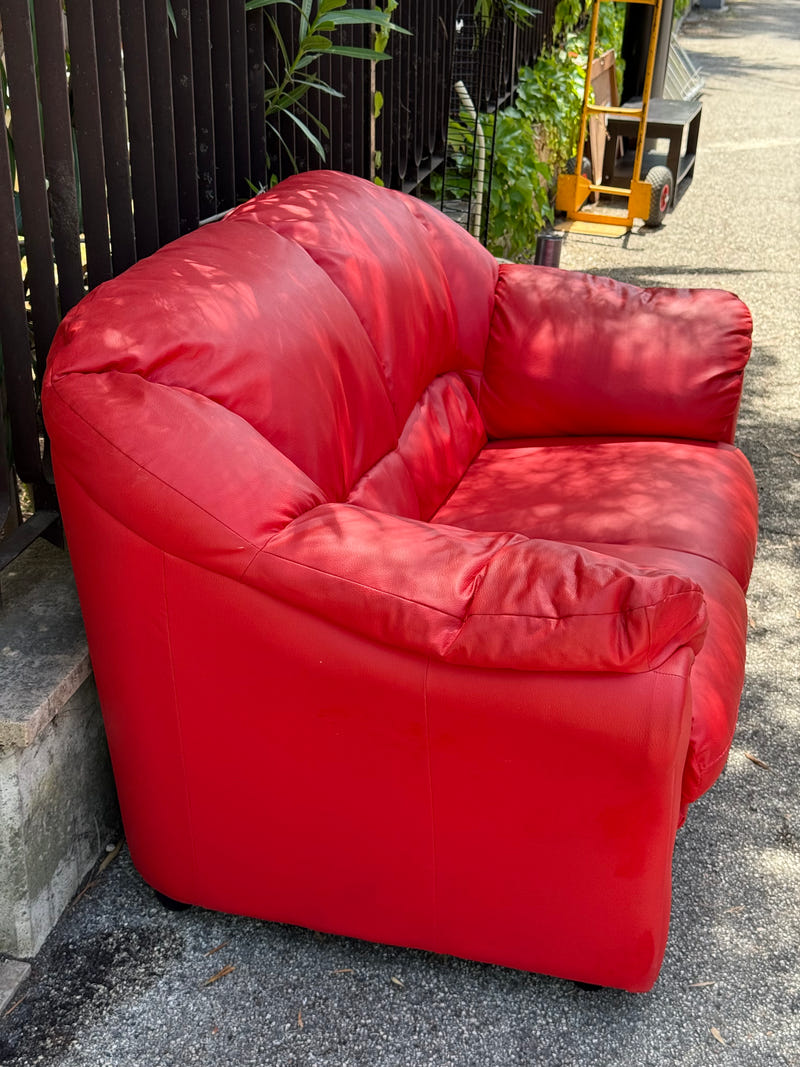 Divano simil pelle color rosso