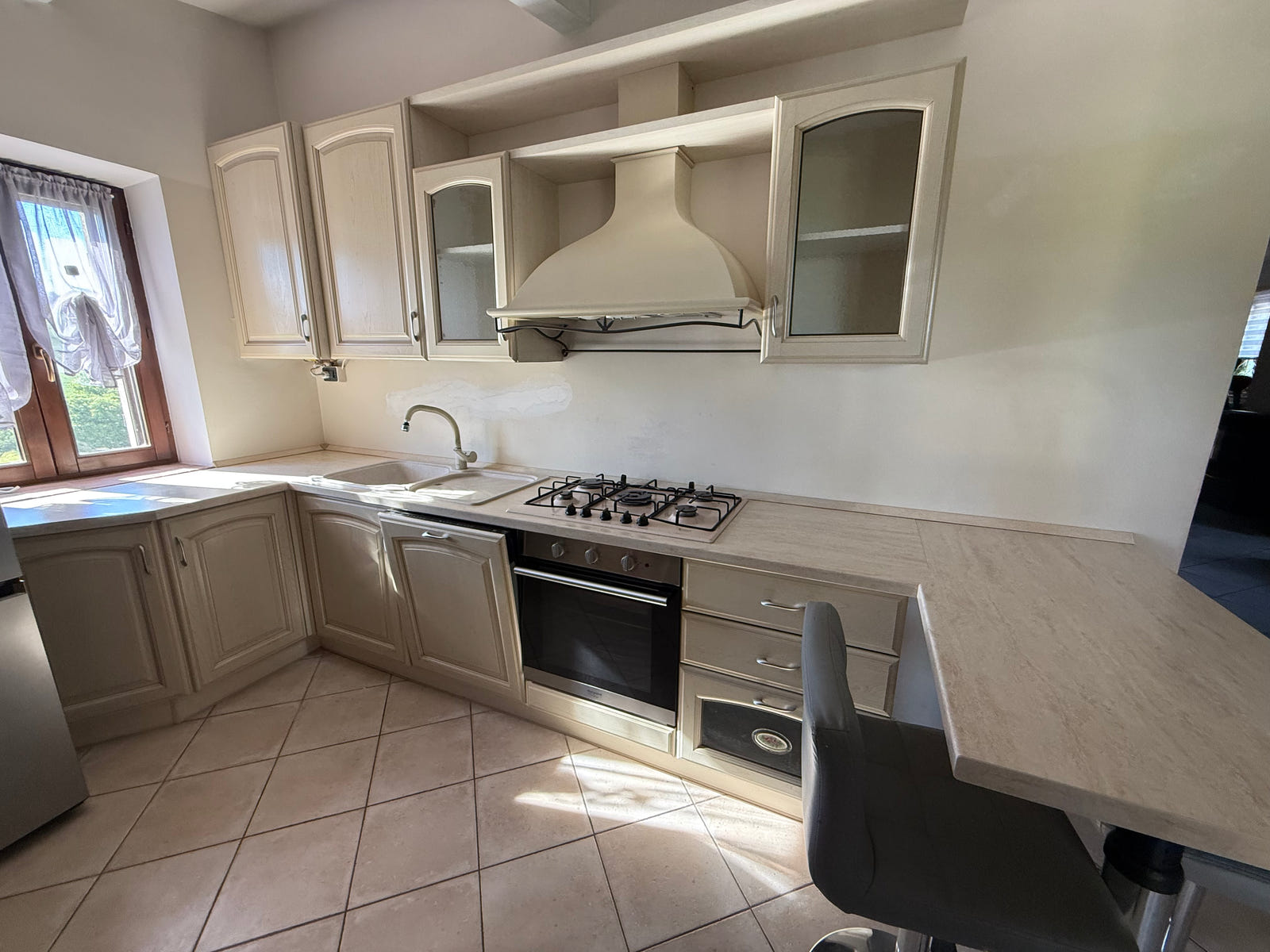 Cucina angolare con penisola